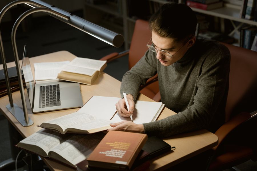 Alumno estudiando con apuntes