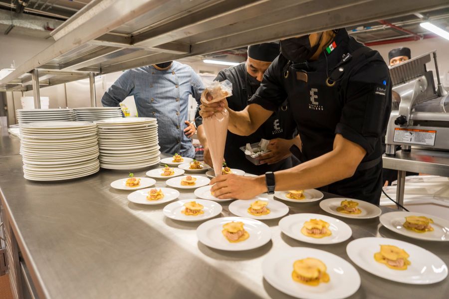 Cocinero emplatando