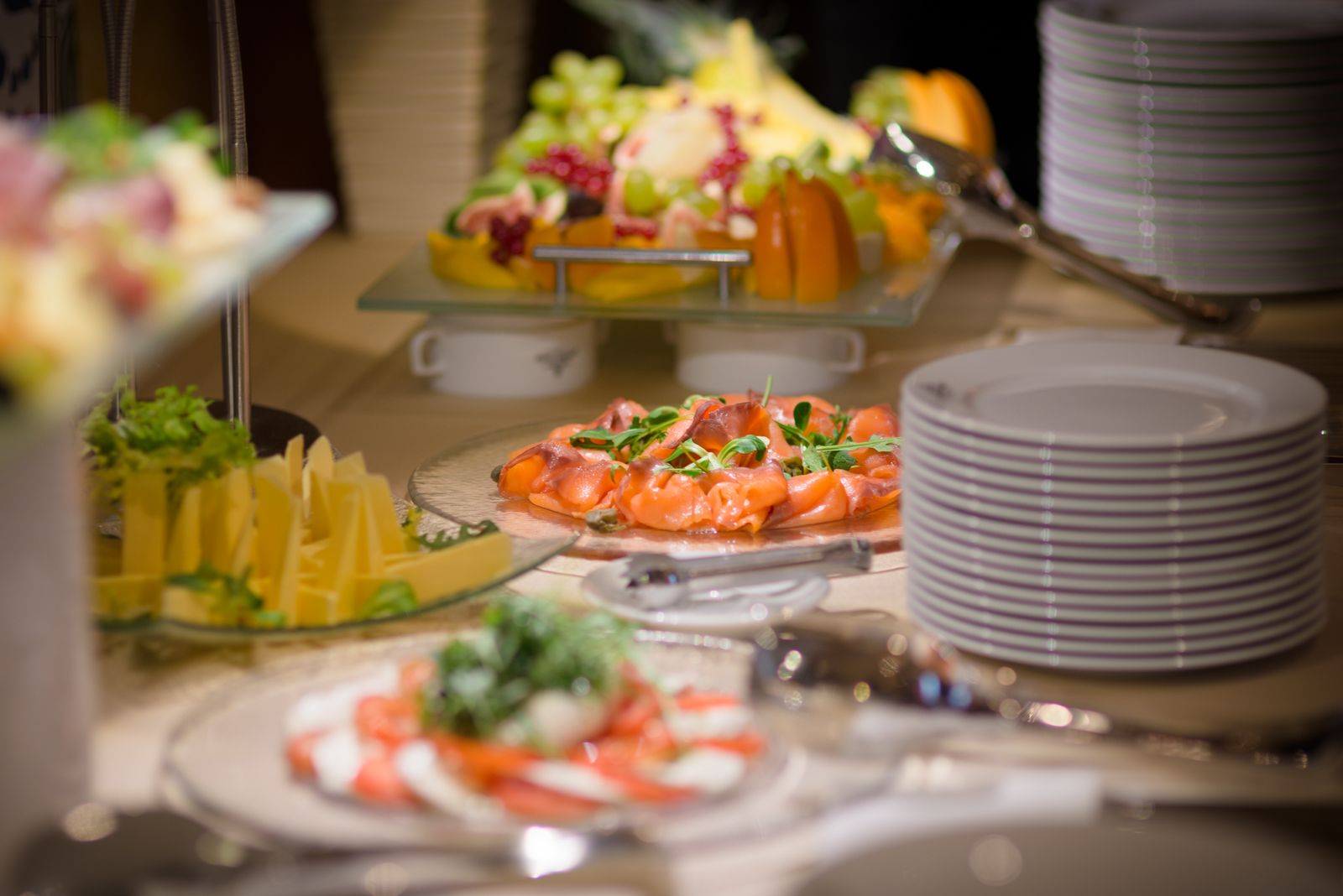 Mesa de banquete montada para un evento