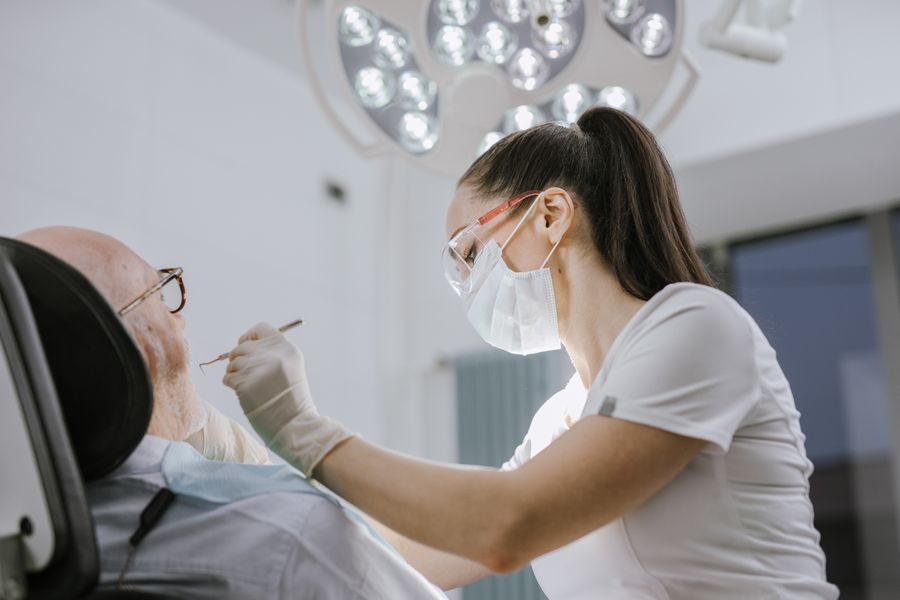 Revisión dental a un paciente
