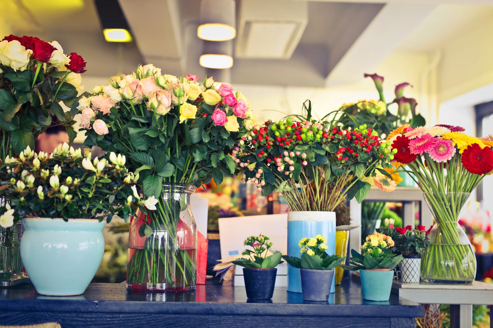 Interior de la floristería con ramos