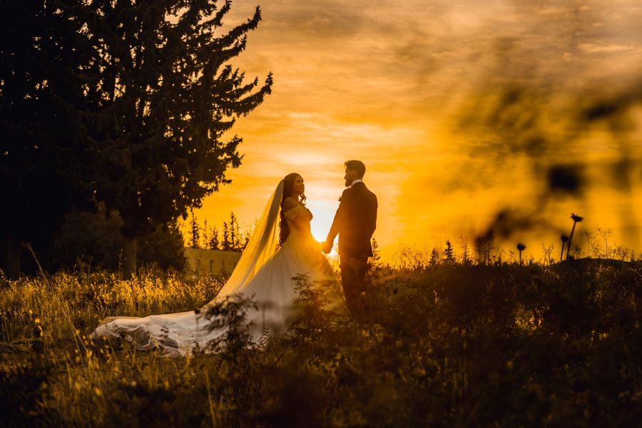 Pareja fotografiada a contraluz