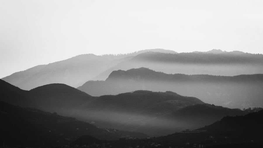 Paisaje de montaña con niebla