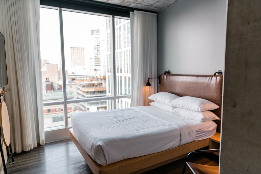 Habitación Levante con cama de lino blanco