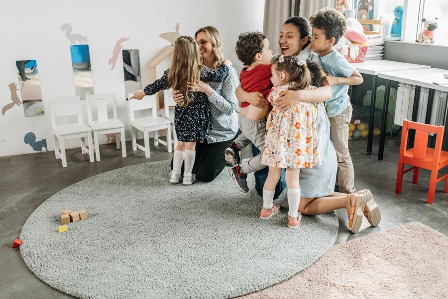 Educadora con bebés