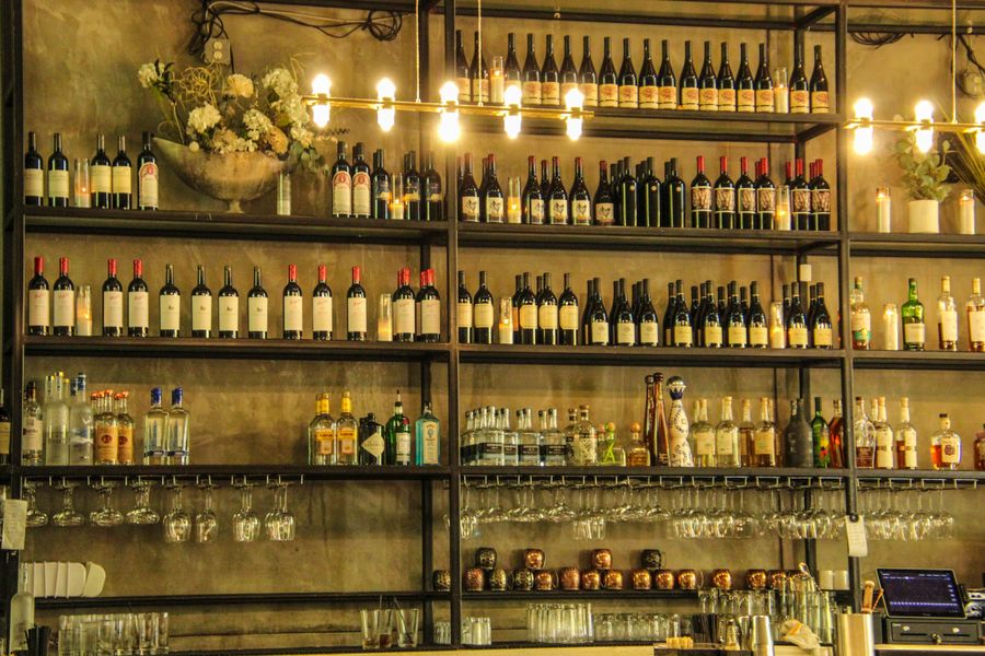 Barra del restaurante con las botellas
