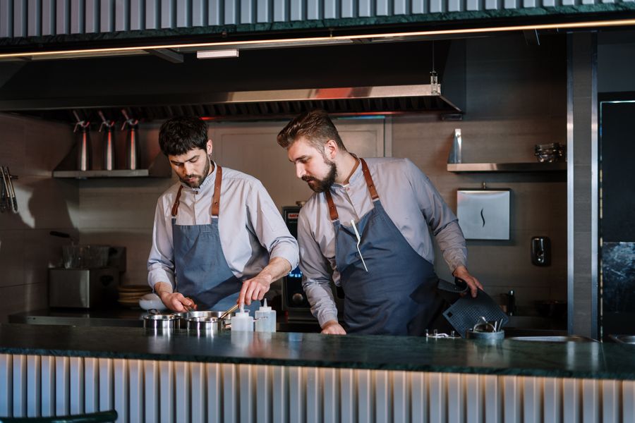 Nacho Beltrán trabajando en la cocina