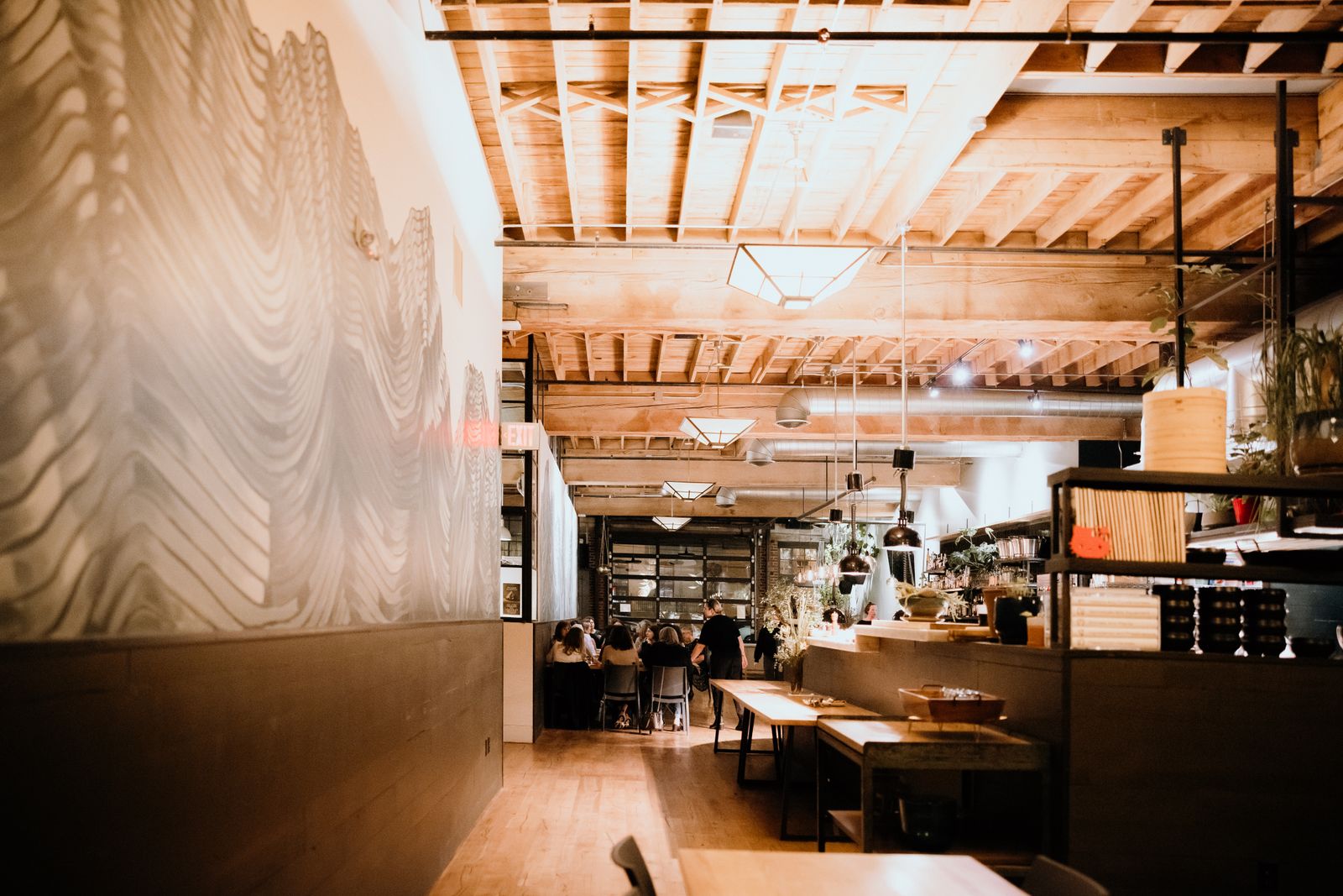 Sala del restaurante Marea con las mesas puestas y luz cálida