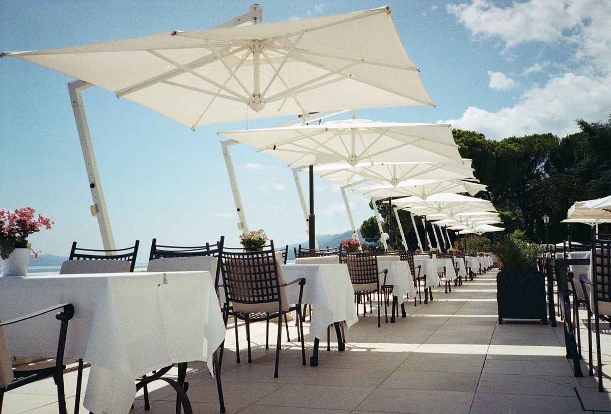 Terraza del restaurante en verano