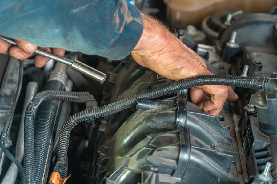 Mecánico trabajando en un motor