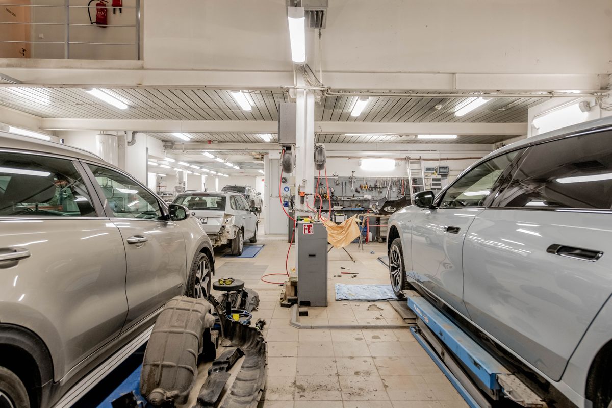 Nave del taller con varios coches